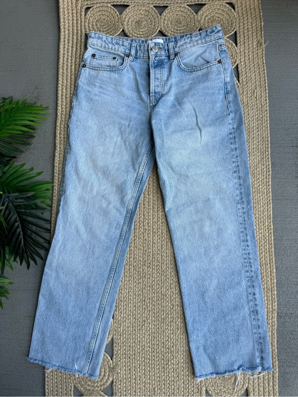 Zara High-Rise Button-Fly Raw Hem Light Wash Jeans Size 8 (EUR 40) straight